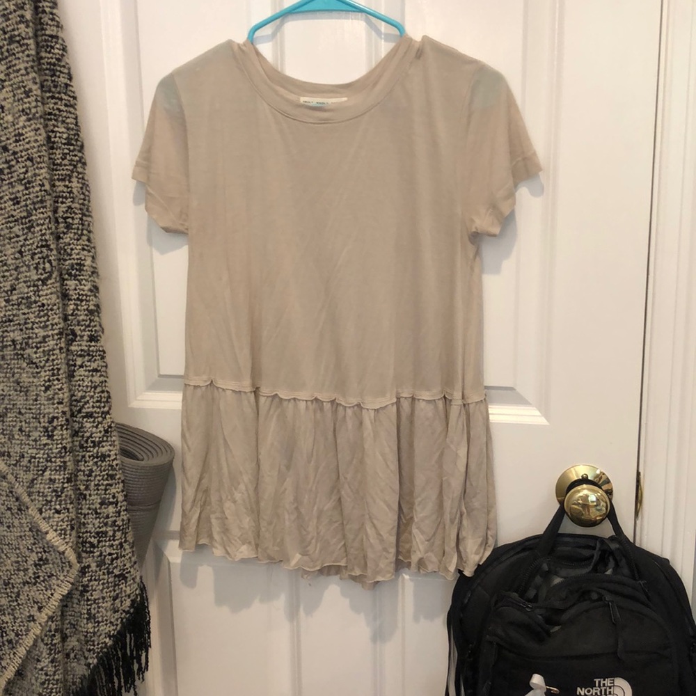 grey t shirt